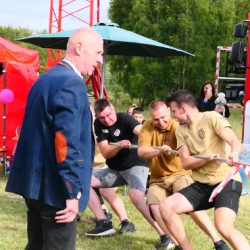 Strażacki piknik rodzinny w Dąbrówce zintegrował mieszkańców