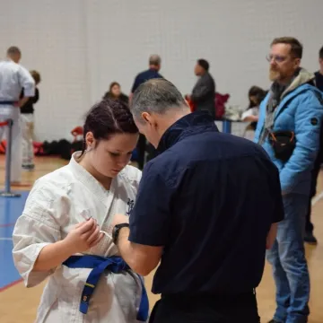 Karatecy na tatami na turnieju w Radomsku