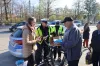 Policjanci wręczali rowerzystom odblaski i mówili o zasadach bezpieczeństwa