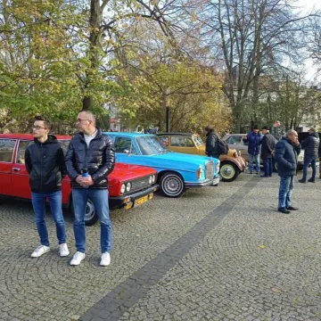 Zlot i parada zabytkowych samochodów w Święto Niepodległości w Radomsku