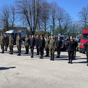 Foto budka, pokazy, poznawanie szkoły. Dzień  Otwarty w ZSP w Kamieńsku