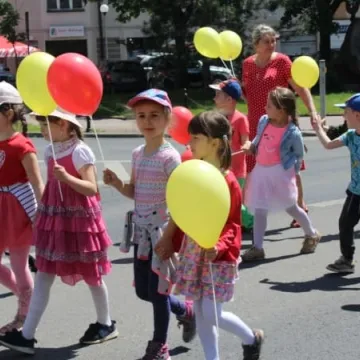 Barwny korowód z okazji Dnia Dziecka