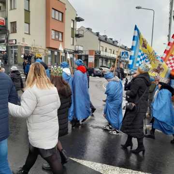 [WIDEO] Orszak Trzech Króli 2025 w Radomsku. „Kłaniajcie się królowie!”