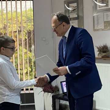 Uzdolnieni uczniowie z Radomska otrzymali stypendia prezydenta