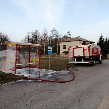 OSP Kamieńsk dezynfekuje przystanki