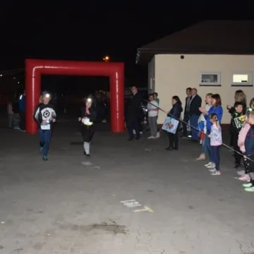 Nocne bieganie po placu targowym 