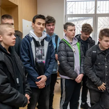 Elektryk kusił ósmoklasistów