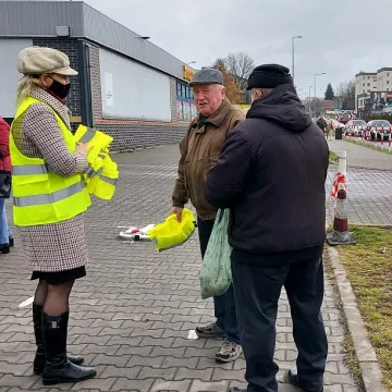 Bezpieczny powiat radomszczański. Kamizelki od policji i starostwa