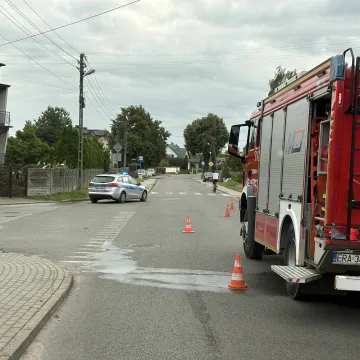 Pożar na ul. Staffa w Radomsku. Palił się traktor i garaż, zagrożone były inne budynki