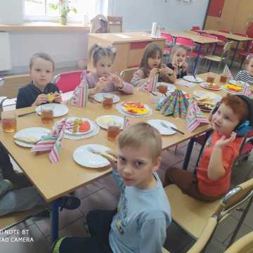 Dzieci z PSP nr 8 w Radomsku wiedzą, że „Śniadanie daje moc”