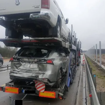 Na DK1 koło Dobryszyc, TIR wjechał w naczepę z samochodami