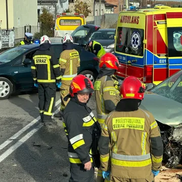 Wypadek w Okrajszowie. Dwie osoby trafiły do szpitala