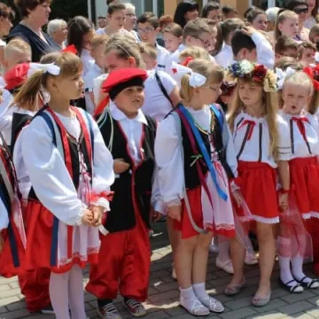 PSP 8 w Radomsku nadano imię „Przyjaciół Dzieci”. Uroczystości 50-lecia