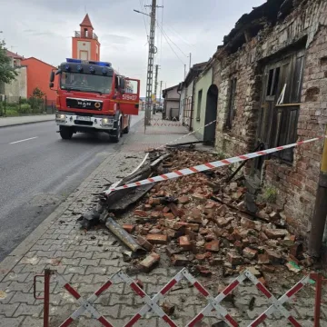 Z domu w Kamieńsku runął fragment elewacji