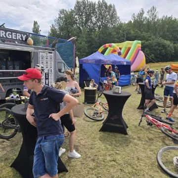 Sportowy weekend na Górze Kamieńsk. Kilkuset zawodników na starcie MTB