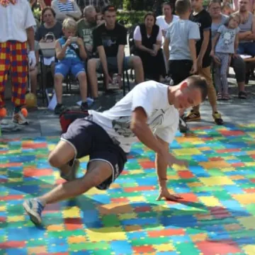 Taneczna wojna na placu 3 Maja