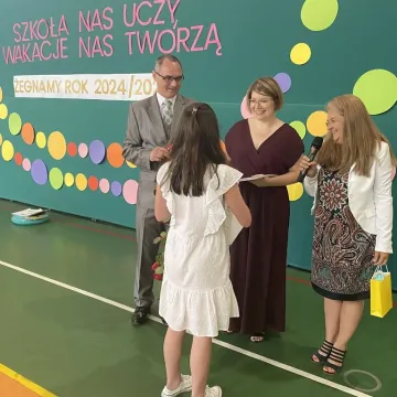 Zasłużone wakacje. Uczniowie „Jedynki” uroczyście zakończyli rok szkolny