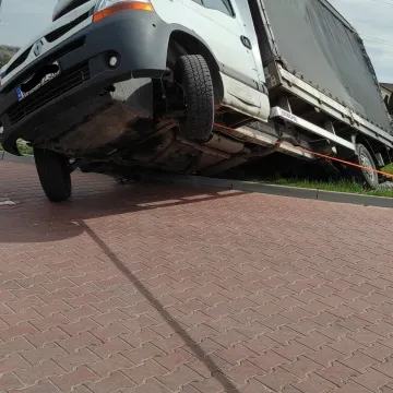 Samochód stoczył się do oczka wodnego