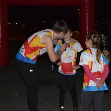 Nocne bieganie po placu targowym 