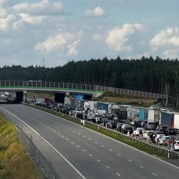 Przewrócona ciężarówka na A1 przygniotła auto osobowe. W środku małe dziecko