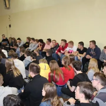 Mówca Łukasz Krasoń motywował uczniów Elektryka