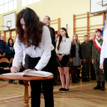 Klasy pierwsze z „Drzewniaka” złożyły ślubowanie. Wręczono wyższe stopnie