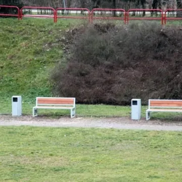 Nowe ławki i kosze w Parku Solidarności