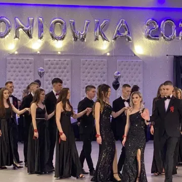 Szampańska zabawa studniówkowa ZSE w Radomsku