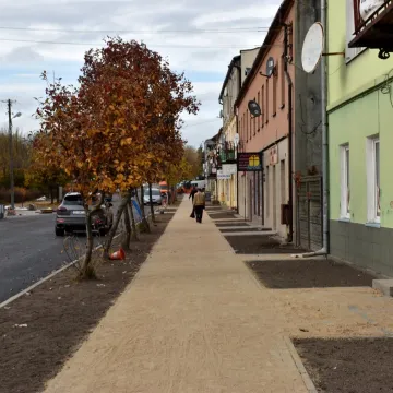 Piotrków Tryb: na ul. Wojska Polskiego asfalt czeka na pasy