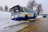 Przewożący 30 osób autobus wjechał do rowu
