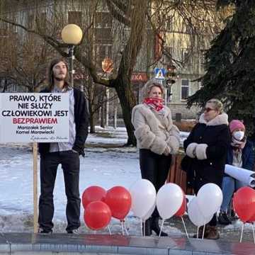 „Zjednoczeni dla Wolności” protestowali w Radomsku przeciwko rządowym obostrzeniom