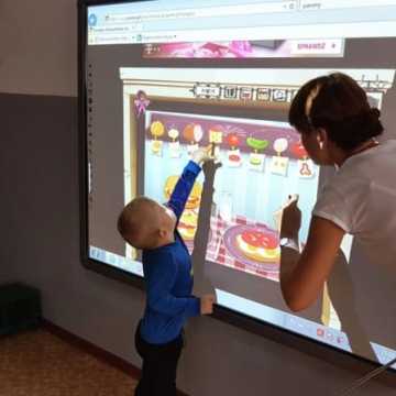 Przedszkolaki uczą się angielskiego przy pomocy tablicy interaktywnej