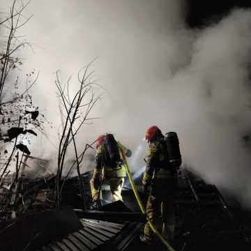 Pożar pustostanu w Radomsku. Mężczyzna doznał poparzeń 40 proc. powierzchni ciała