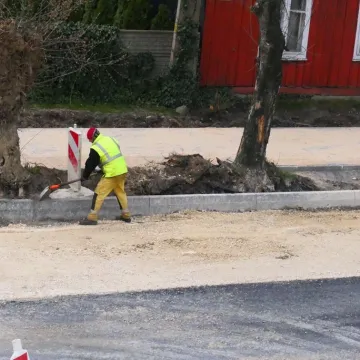 Na ul. Piłsudskiego w Radomsku leją już asfalt
