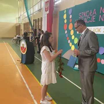 Zasłużone wakacje. Uczniowie „Jedynki” uroczyście zakończyli rok szkolny