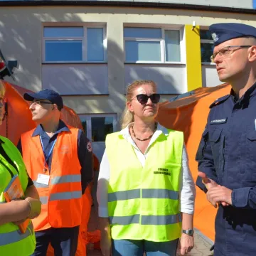 Ewakuacja ZSP 1 w Radomsku. Był pożar, strzały i osoby ranne