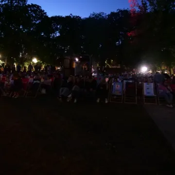 Kino na leżakach i w dodatku pod chmurką