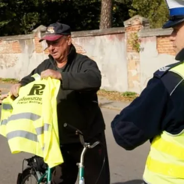 Rozdawali kamizelki odblaskowe