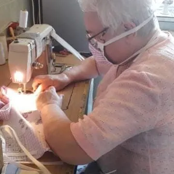 Klub Senior Plus pomaga szyć maseczki