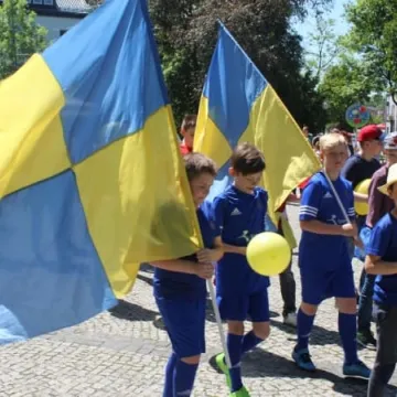 Barwny korowód z okazji Dnia Dziecka