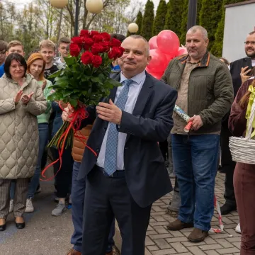 Chlebem i solą powitała społeczność ZSE-E w Radomsku nowego-starego dyrektora