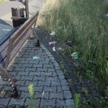 Bałagan na ścieżce do pomnika na Kopcu