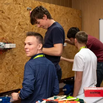 Elektryk kusił ósmoklasistów