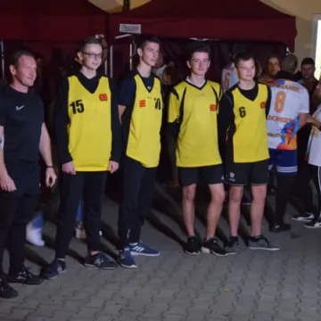 Nocne bieganie po placu targowym 