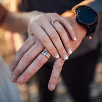 Na której ręce obrączka, a na której pierścionek zaręczynowy?