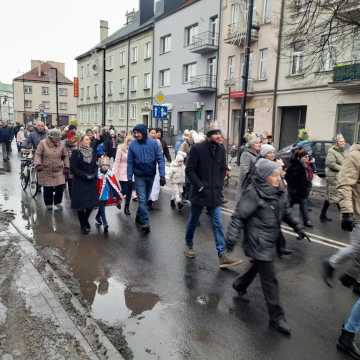 [WIDEO] Orszak Trzech Króli 2025 w Radomsku. „Kłaniajcie się królowie!”