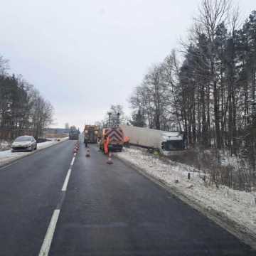 Groźny wypadek w miejscowości Borki. Osobówka i ciężarówka wylądowały w rowie