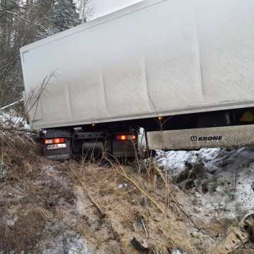 Groźny wypadek w miejscowości Borki. Osobówka i ciężarówka wylądowały w rowie