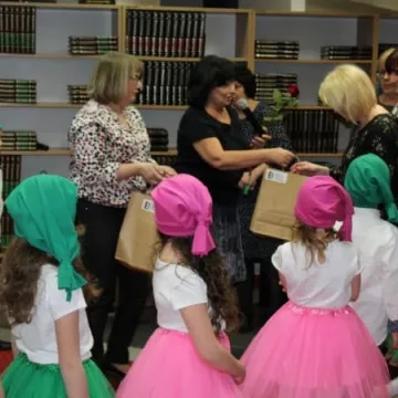 Pasowanie nowych czytelników biblioteki w Radomsku