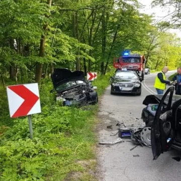 Czołowe zderzenie aut w Rędzinach